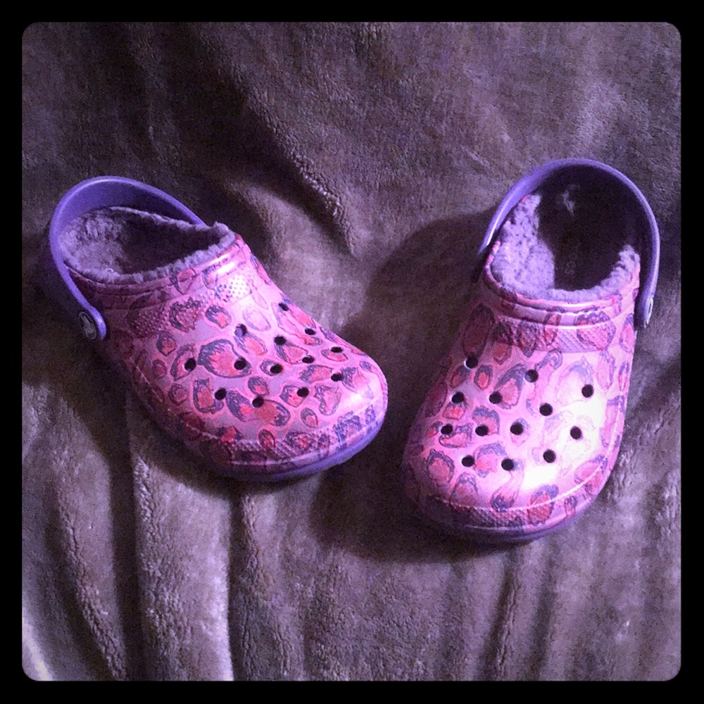 💜 LIKE NEW GIRLS FUZZ LINED CROCS